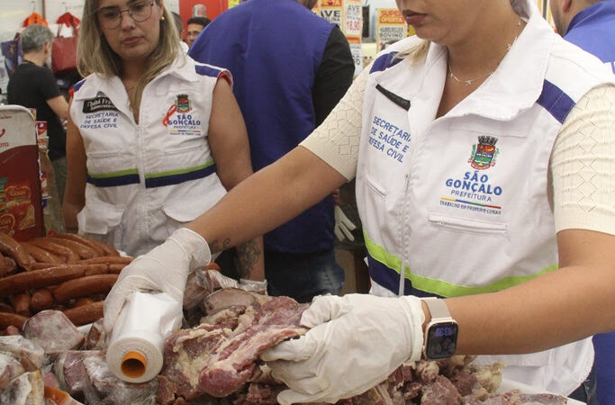 Vigilância Sanitária faz interdição parcial de mercado no Alcântara 
