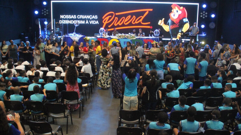 Alunos da rede municipal de São Gonçalo participam da formatura do Proerd