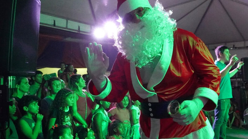 Decoração de natal na praça do Zé Garoto encanta gonçalenses