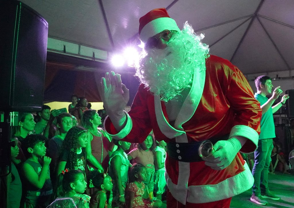 Decoração de natal na praça do Zé Garoto encanta gonçalenses