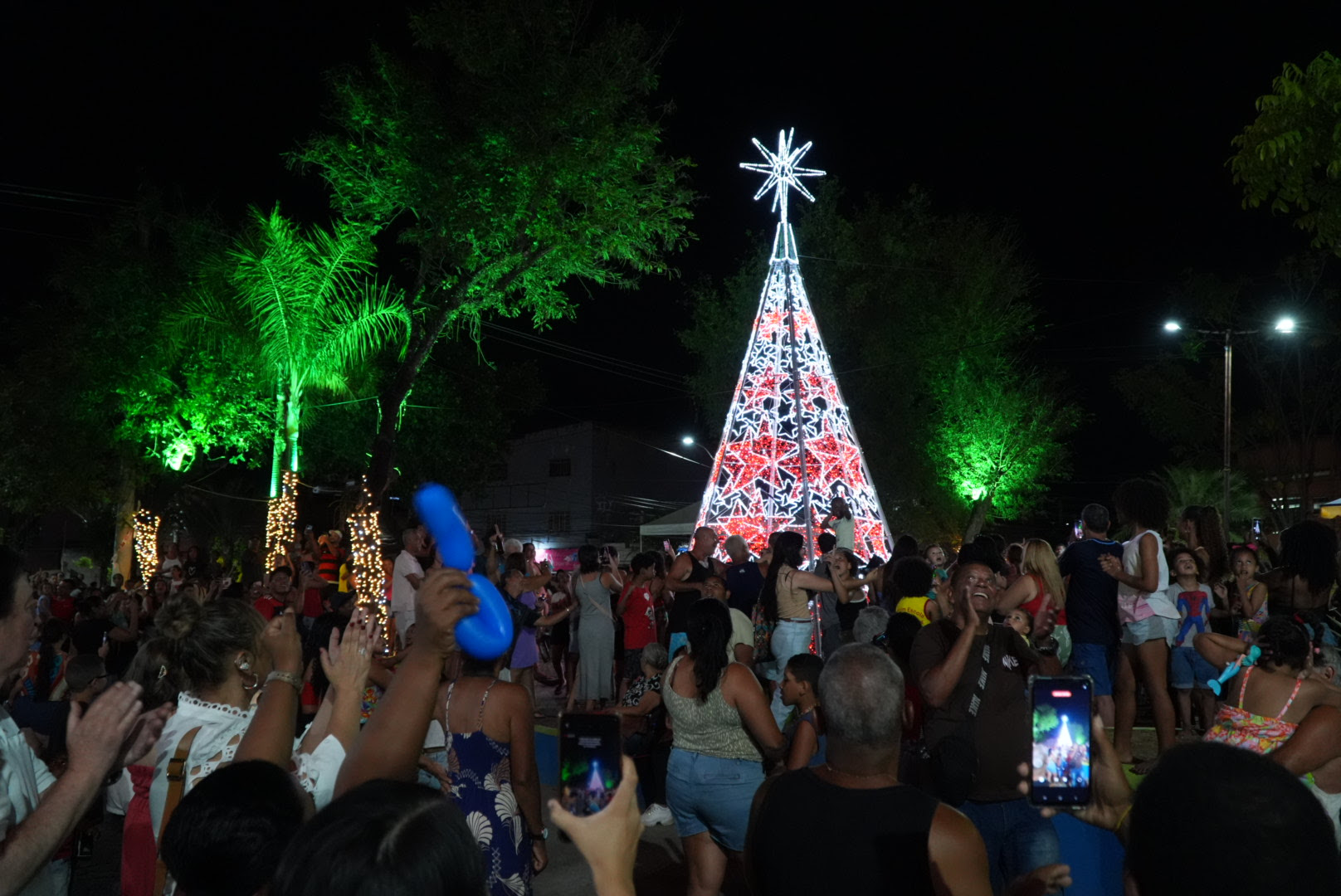 Praça do Bandeirante ganha decoração de Natal