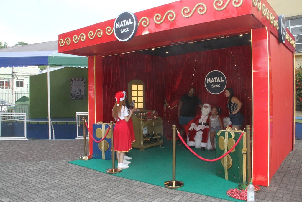 Papai Noel encanta público na praça do Zé Garoto