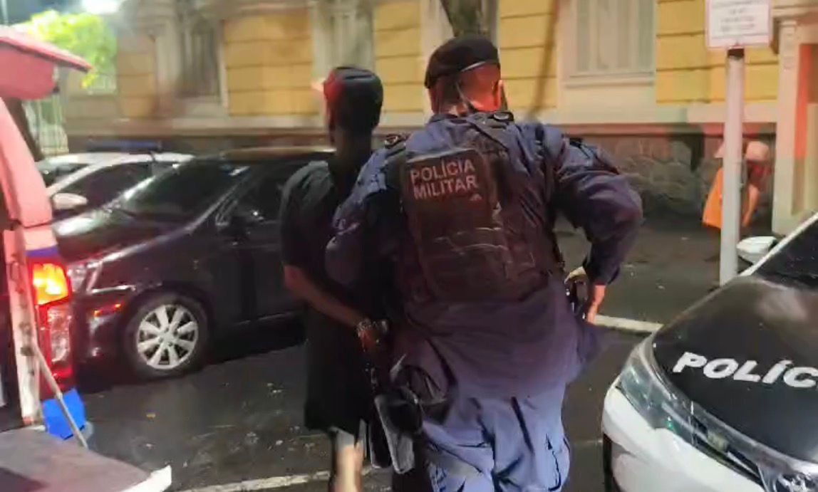 Homem é preso por roubo a transeunte no Centro de Niterói