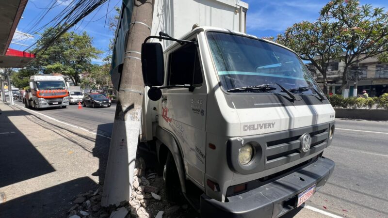 Caminhão perde o freio, atinge poste e veículo de passeio na Alameda São Boaventura, em Niterói