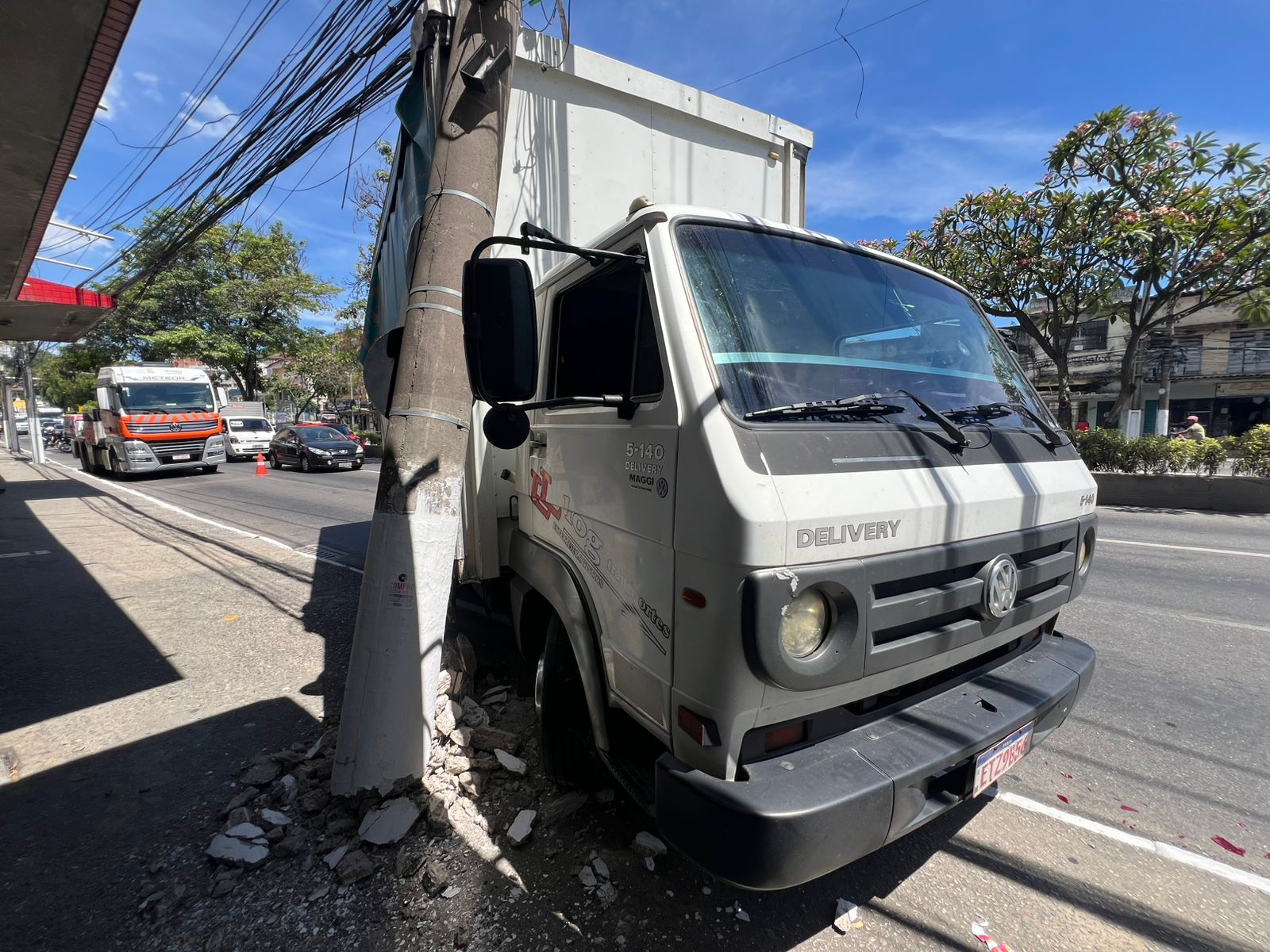Caminhão perde o freio, atinge poste e veículo de passeio na Alameda São Boaventura, em Niterói
