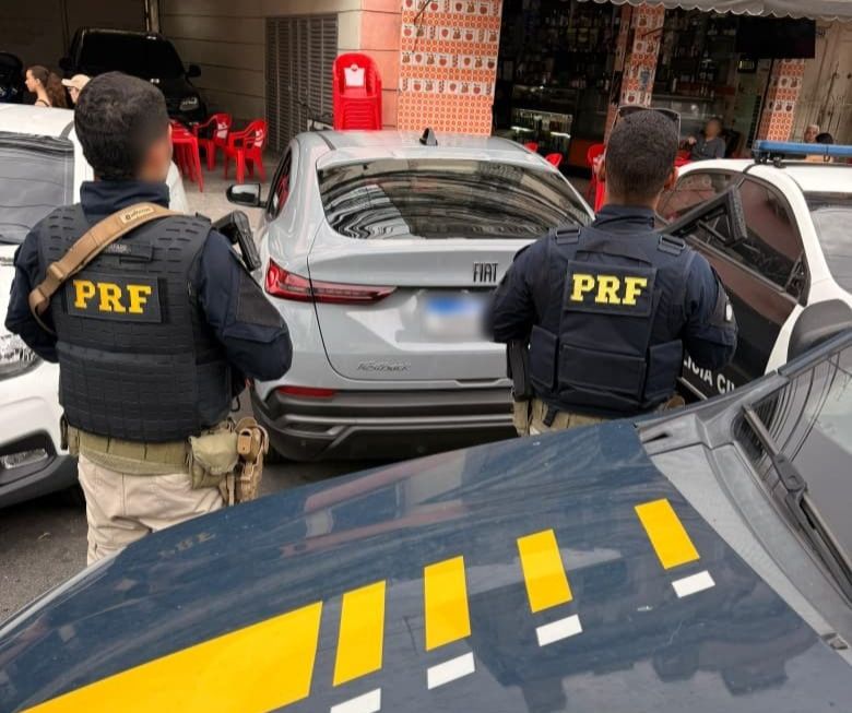 PRF recupera carro roubado na BR-101, em Niterói, e detém dois suspeitos