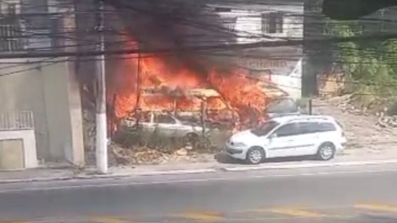 Incêndio destrói carros em depósito clandestino no Barreto, em Niterói