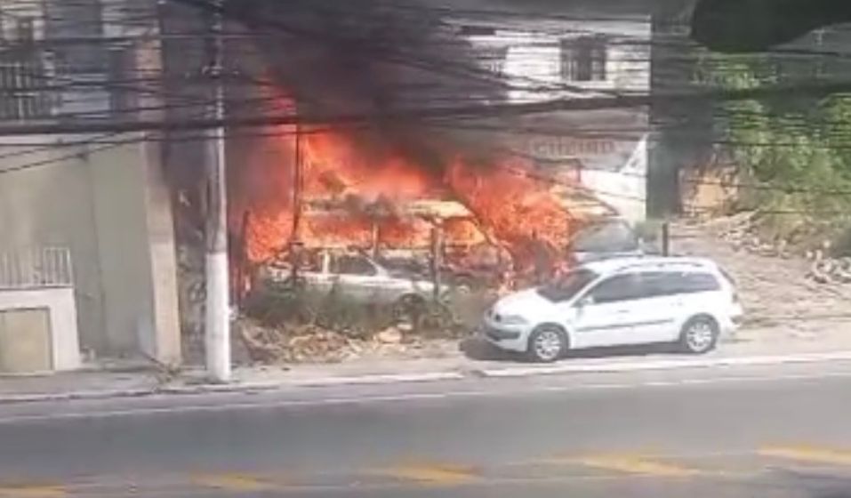 Incêndio destrói carros em depósito clandestino no Barreto, em Niterói