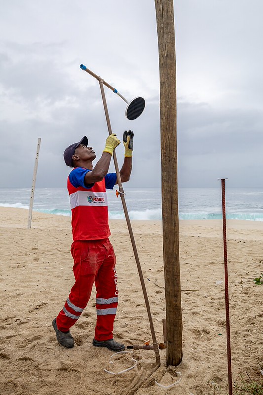Força-tarefa da Prefeitura de Maricá remove chuveiros e ligações irregulares na orla de Itaipuaçu