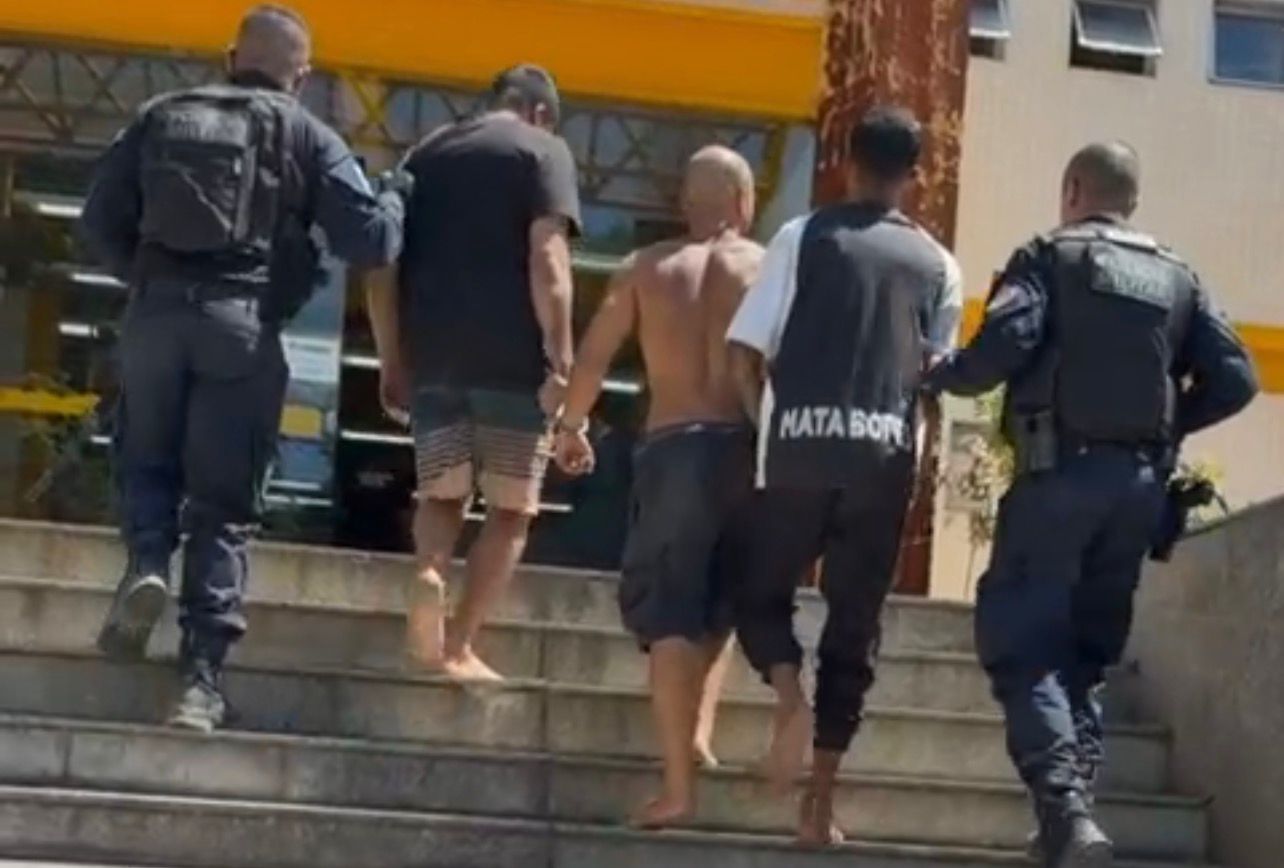 Santo Cristo, em Niterói: Operação do 12º BPM prende três homens e apreende fuzil na comunidade