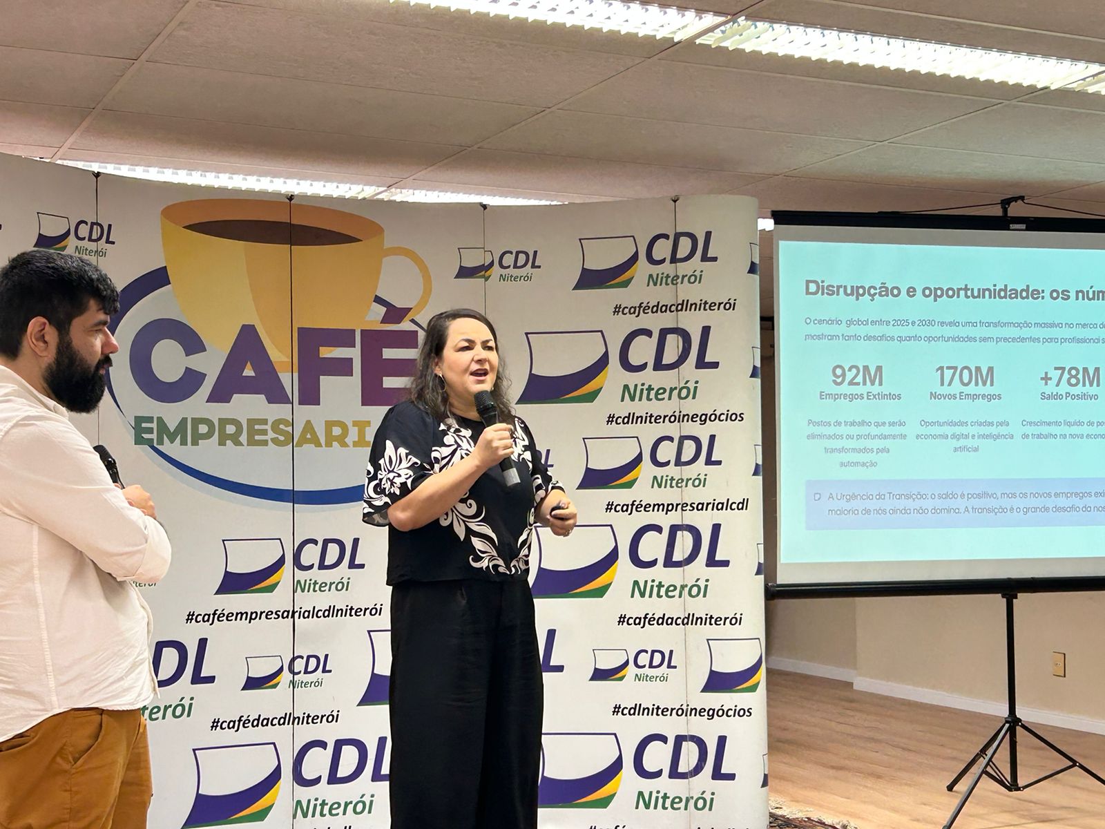 Café Empresarial da CDL Niterói debate IA na prática para os negócios