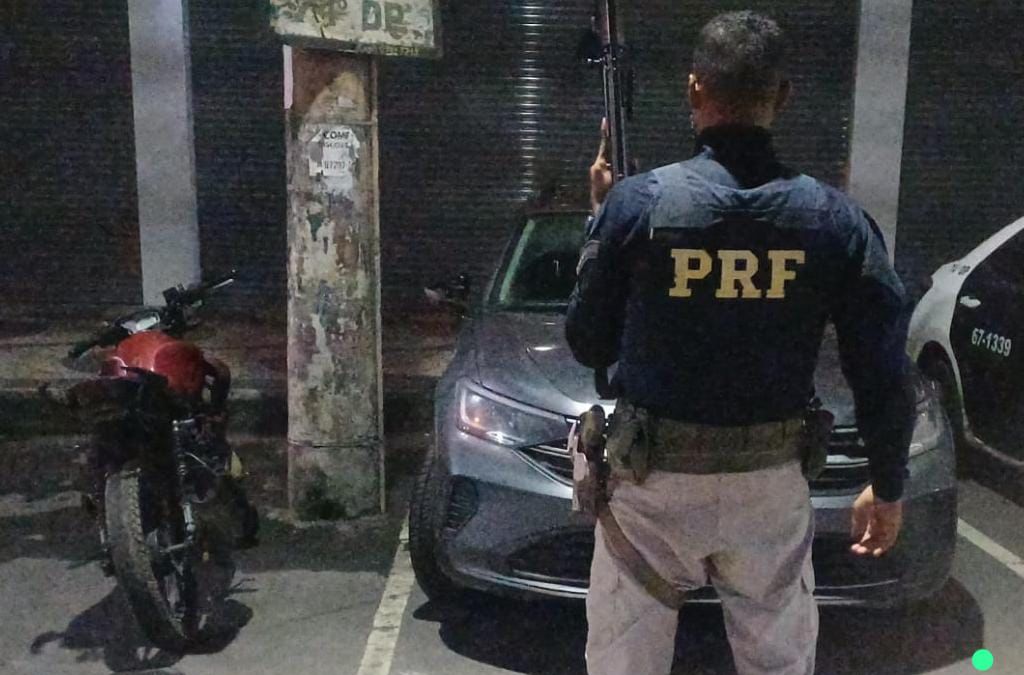 PRF frustra tentativa de arrastão na BR-101 em Guaxindiba; criminosos são baleados e fogem após reação de policial