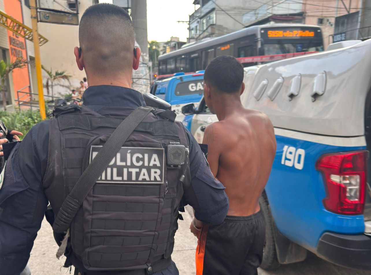 Equipes do 1º BPM prendem dois homens armados e recuperam duas motos roubadas em São Gonçalo