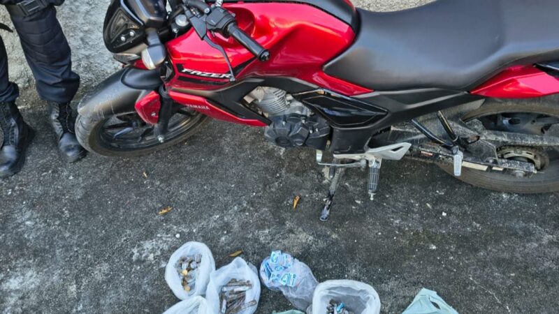 Policiais do 7º BPM entram em confronto, prendem dois suspeitos e recuperam moto roubada em São Gonçalo