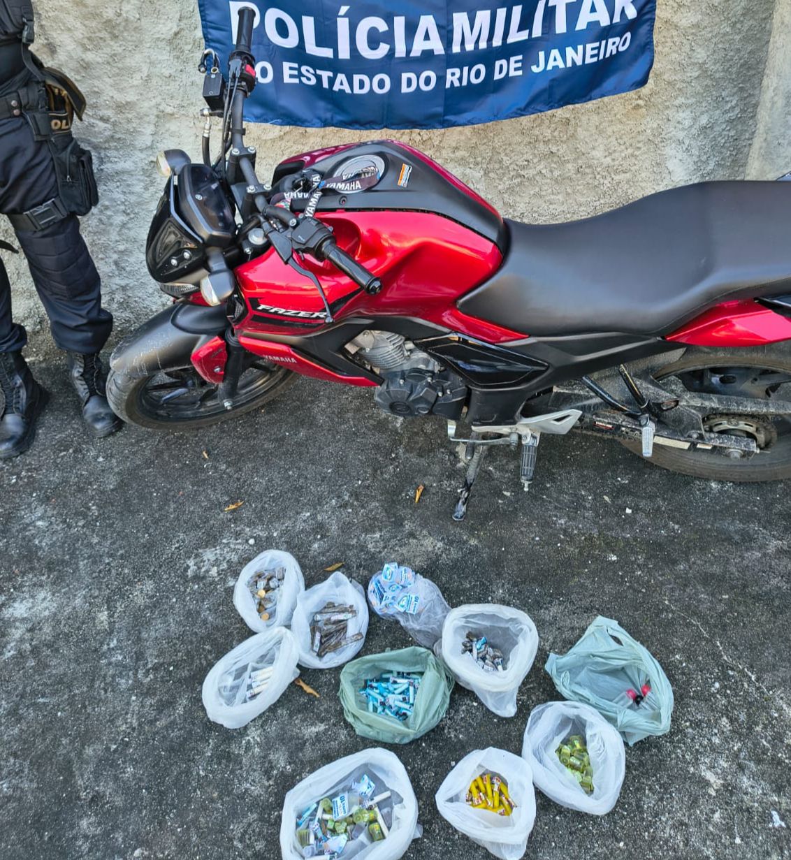 Policiais do 7º BPM entram em confronto, prendem dois suspeitos e recuperam moto roubada em São Gonçalo