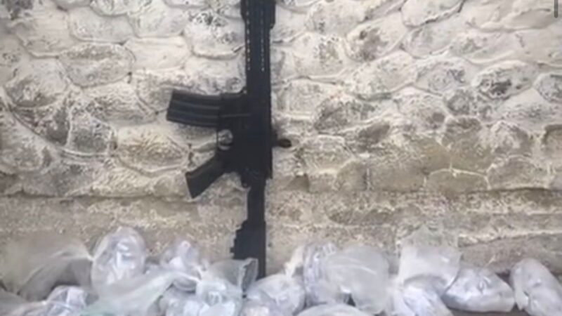 Equipes do 1º Batalhão apreendem réplica de fuzil e drogas em comunidade de São Gonçalo