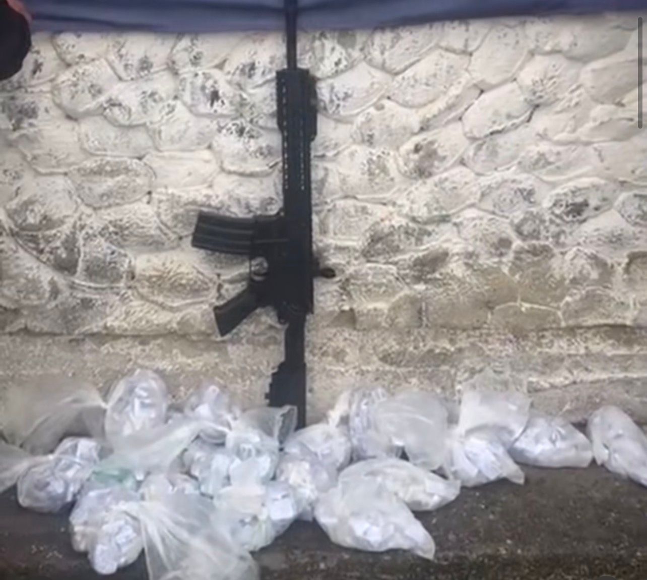 Equipes do 1º Batalhão apreendem réplica de fuzil e drogas em comunidade de São Gonçalo