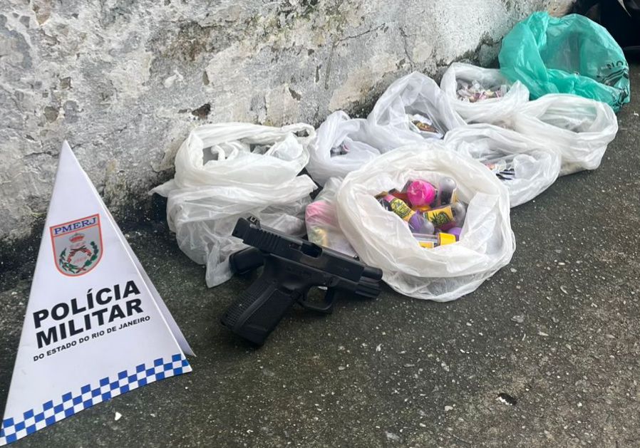 Equipes do 1º Batalhão apreendem réplica de fuzil e drogas em comunidade de São Gonçalo