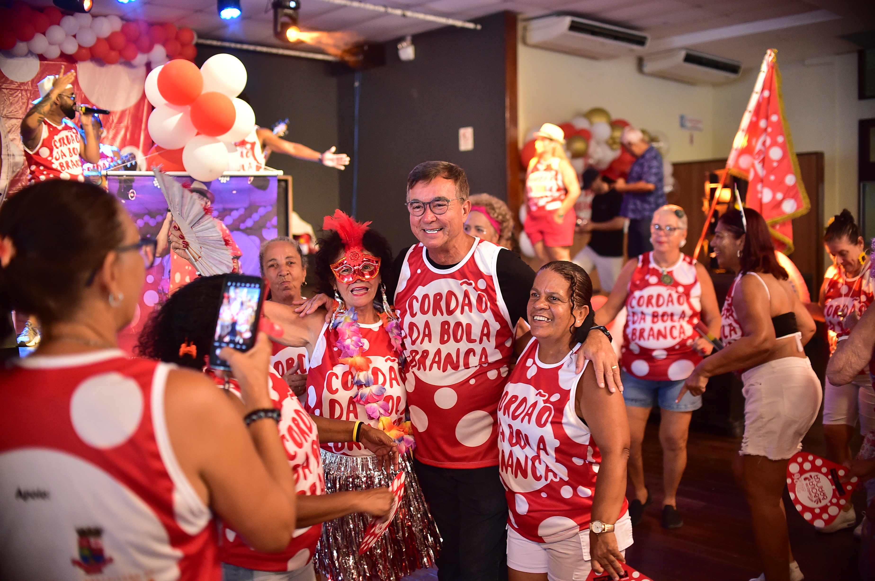 Bloco Cordão da Bola Branca agita o pré-Carnaval em Niterói 