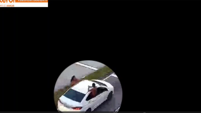 NitTrans identifica veículo que trafegava com passageiros pendurados