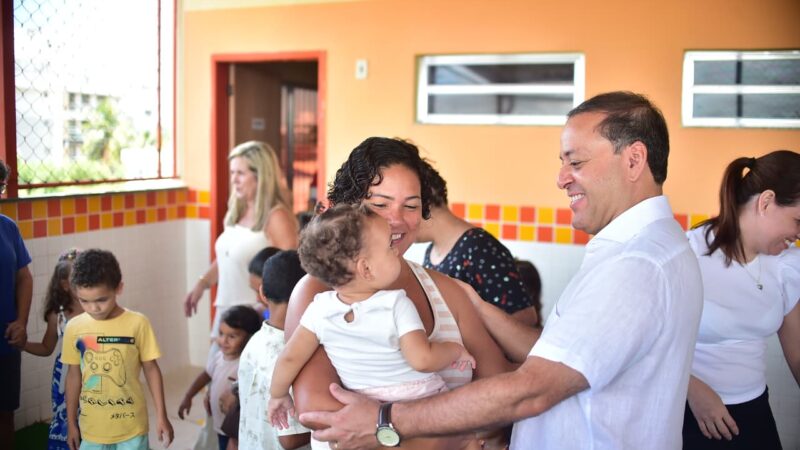 Prefeito Rodrigo Neves participa da distribuição de uniformes e materiais escolares em UMEI em Piratininga