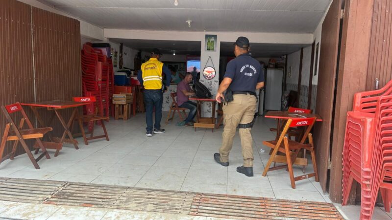 Seop autua quiosque por cobrança ilegal de consumação mínima em Itaipu