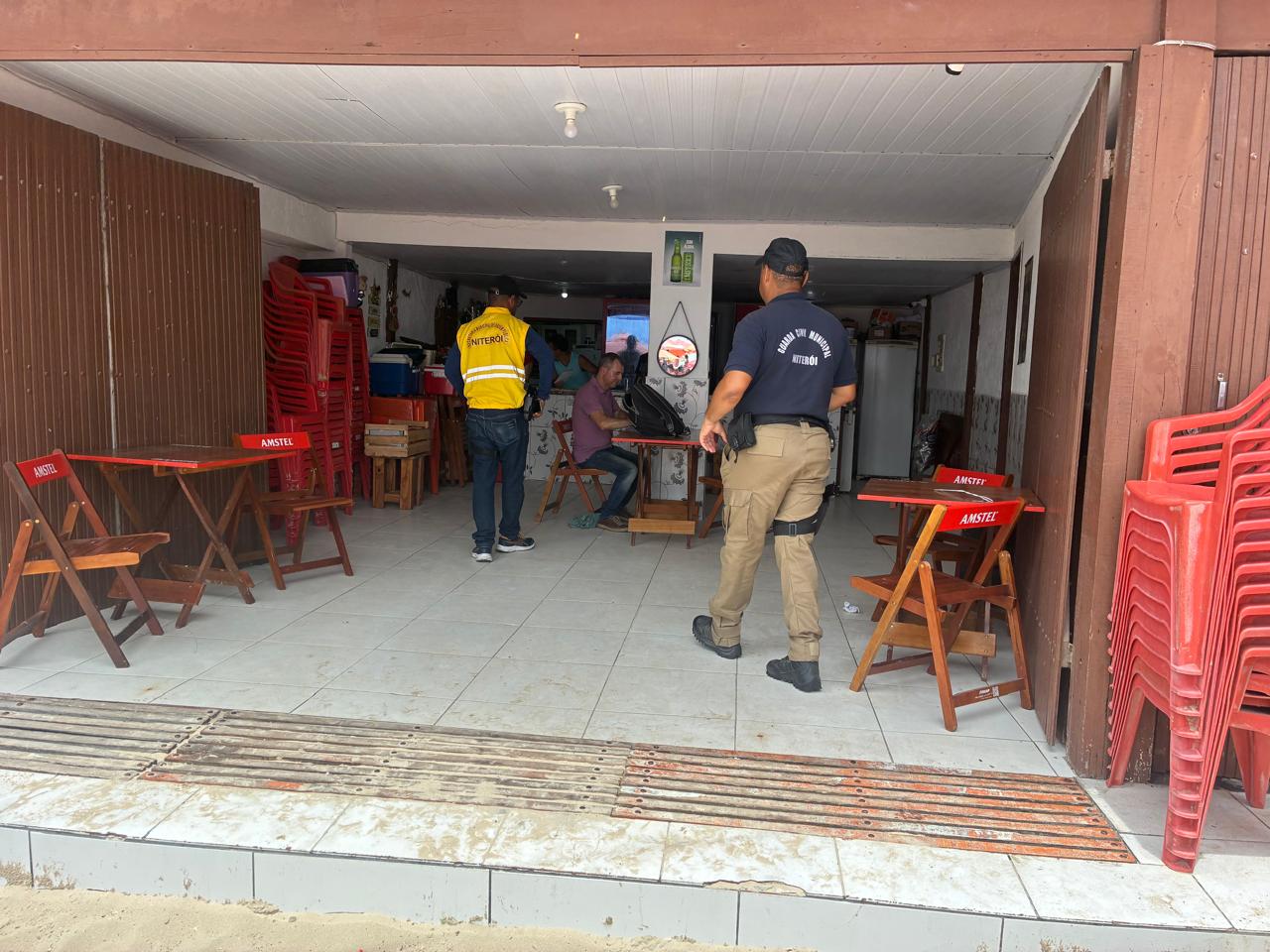 Seop autua quiosque por cobrança ilegal de consumação mínima em Itaipu