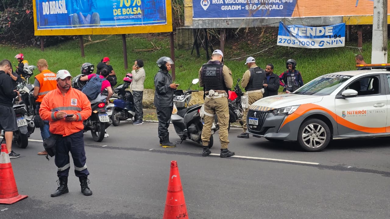 Prefeitura de Niterói realiza ação de fiscalização contra motos barulhentas no Cantagalo