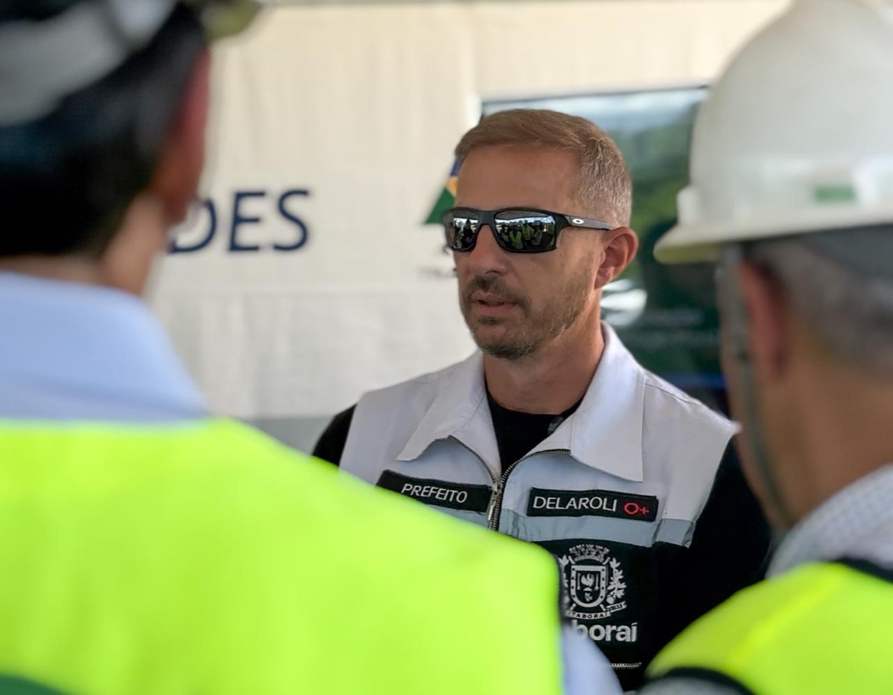 Ministro dos Transportes visita obras da BR-493 ao lado do prefeito de Itaboraí