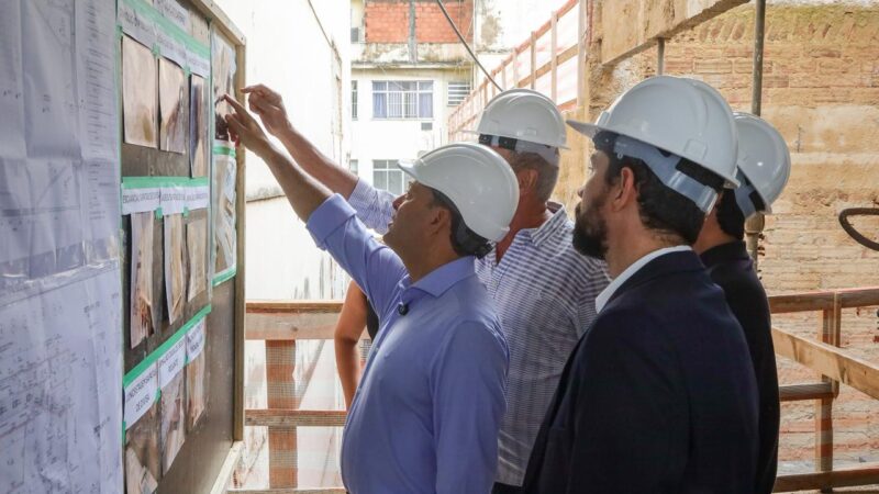 Prefeito Rodrigo Neves vistoria obra de reforma do Cinema Icaraí