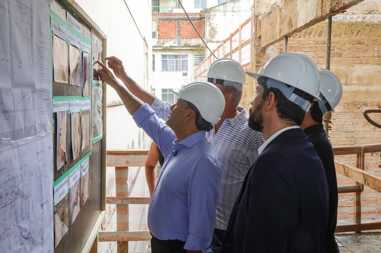 Prefeito Rodrigo Neves vistoria obra de reforma do Cinema Icaraí