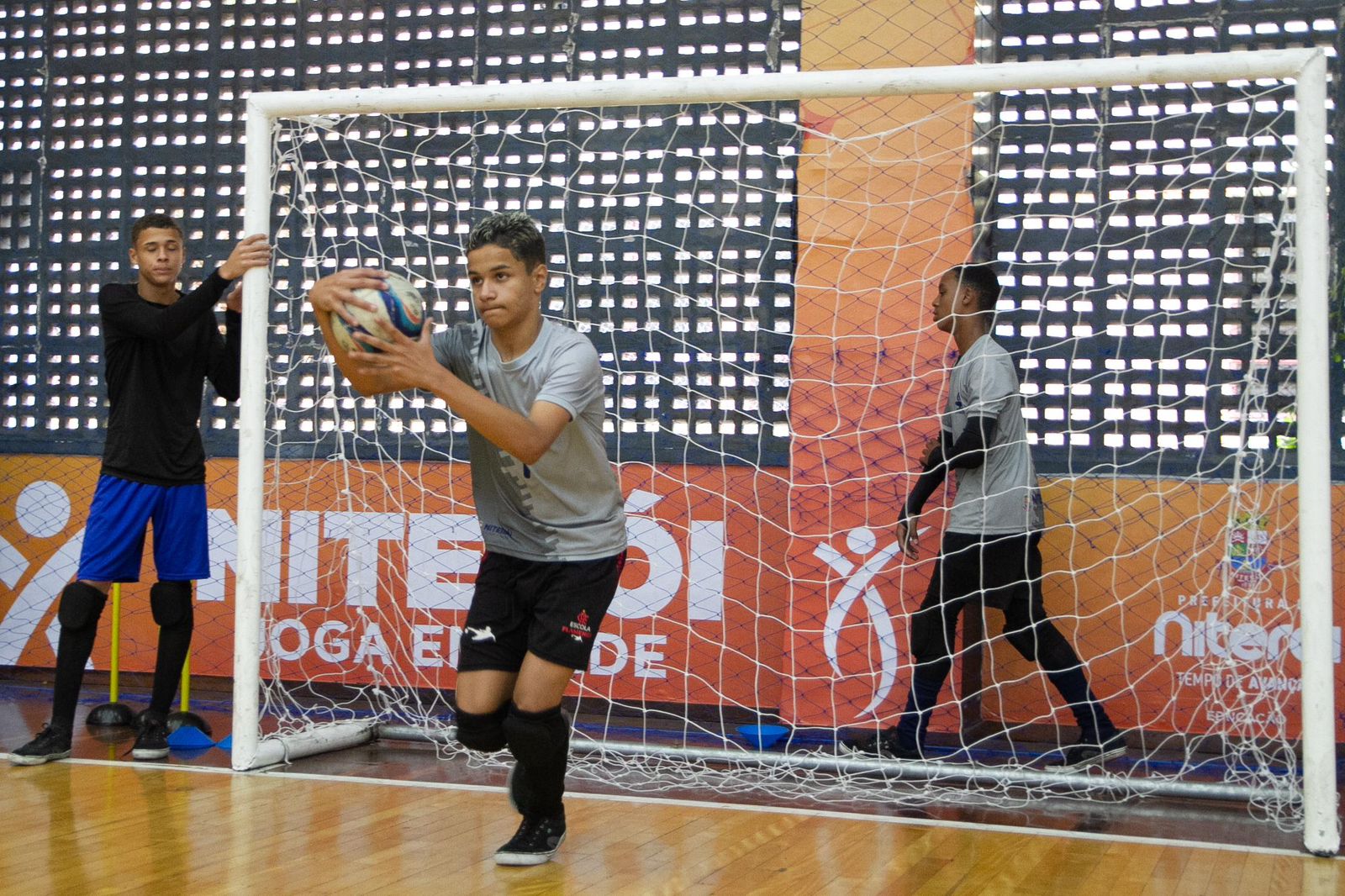 Equipes do Centro de Treinamento “Niterói Joga em Rede” disputam a Copa Zero de futsal