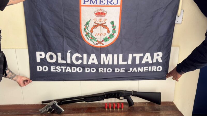 Policiais militares do 7º BPM apreende armas e conduz suspeitos à delegacia em São Gonçalo