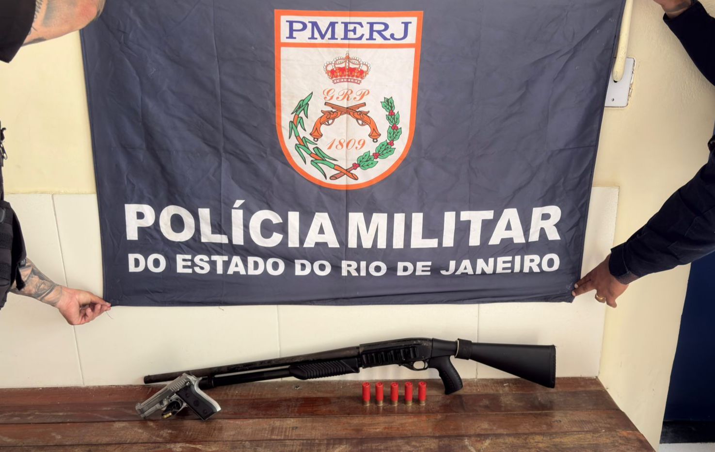 Policiais militares do 7º BPM apreende armas e conduz suspeitos à delegacia em São Gonçalo