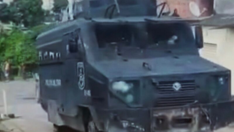 Caveirão é atingido por tiros durante madrugada de tensão no Fonseca, em Niterói