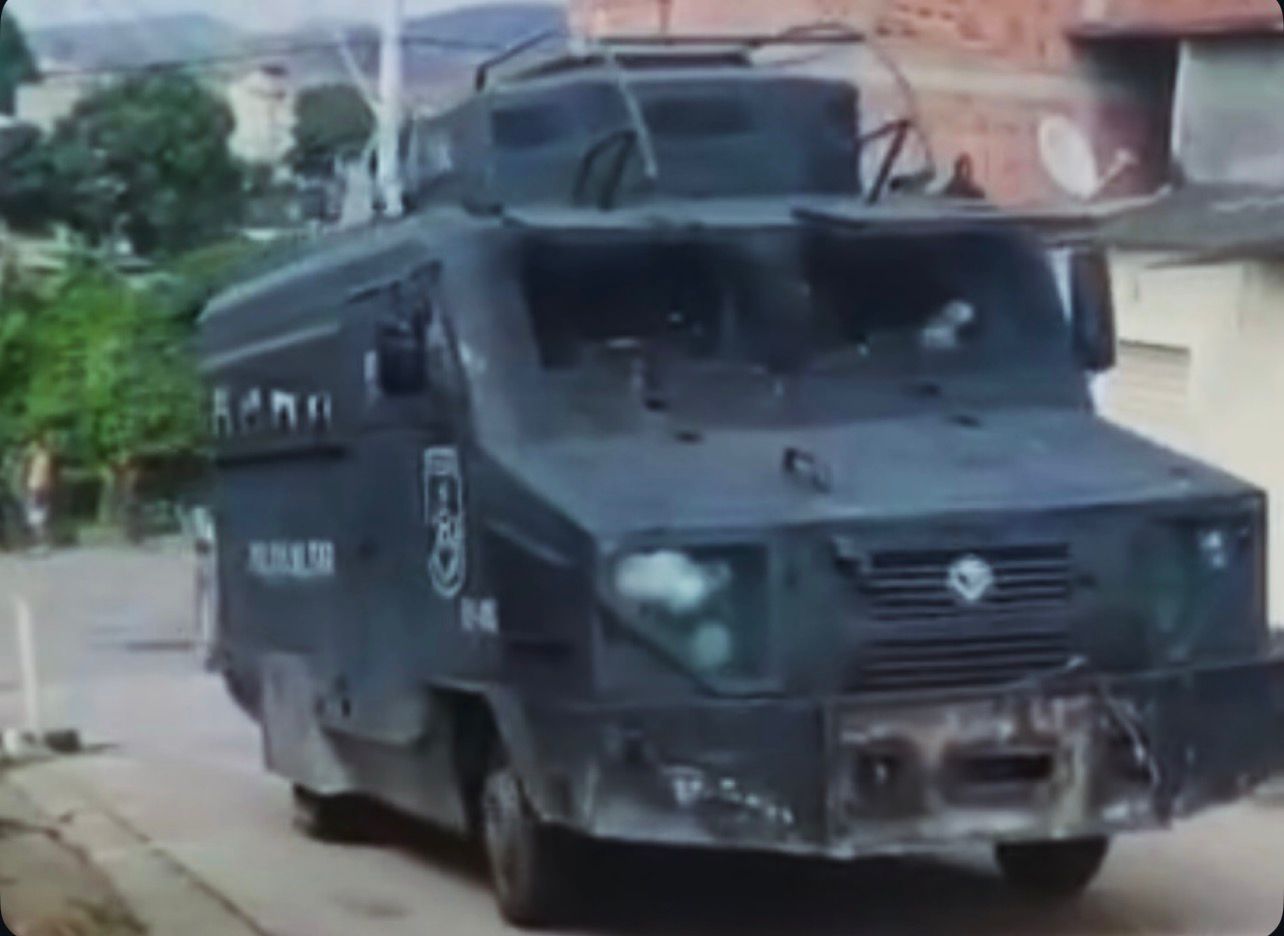 Caveirão é atingido por tiros durante madrugada de tensão no Fonseca, em Niterói