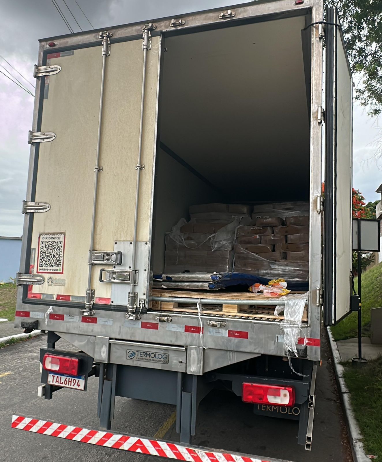 Primeiro Batalhão recupera carga de frango roubada e é recebido a tiros e granadas em São Gonçalo