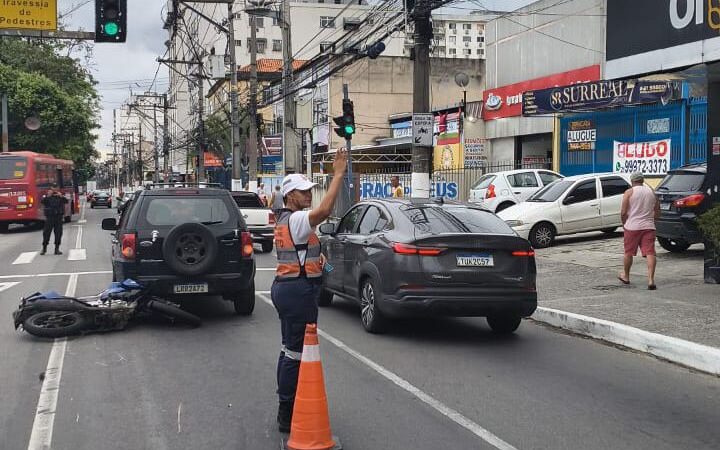Acidente entre carro e motocicleta provoca congestionamento na Alameda São Boaventura, em Niterói