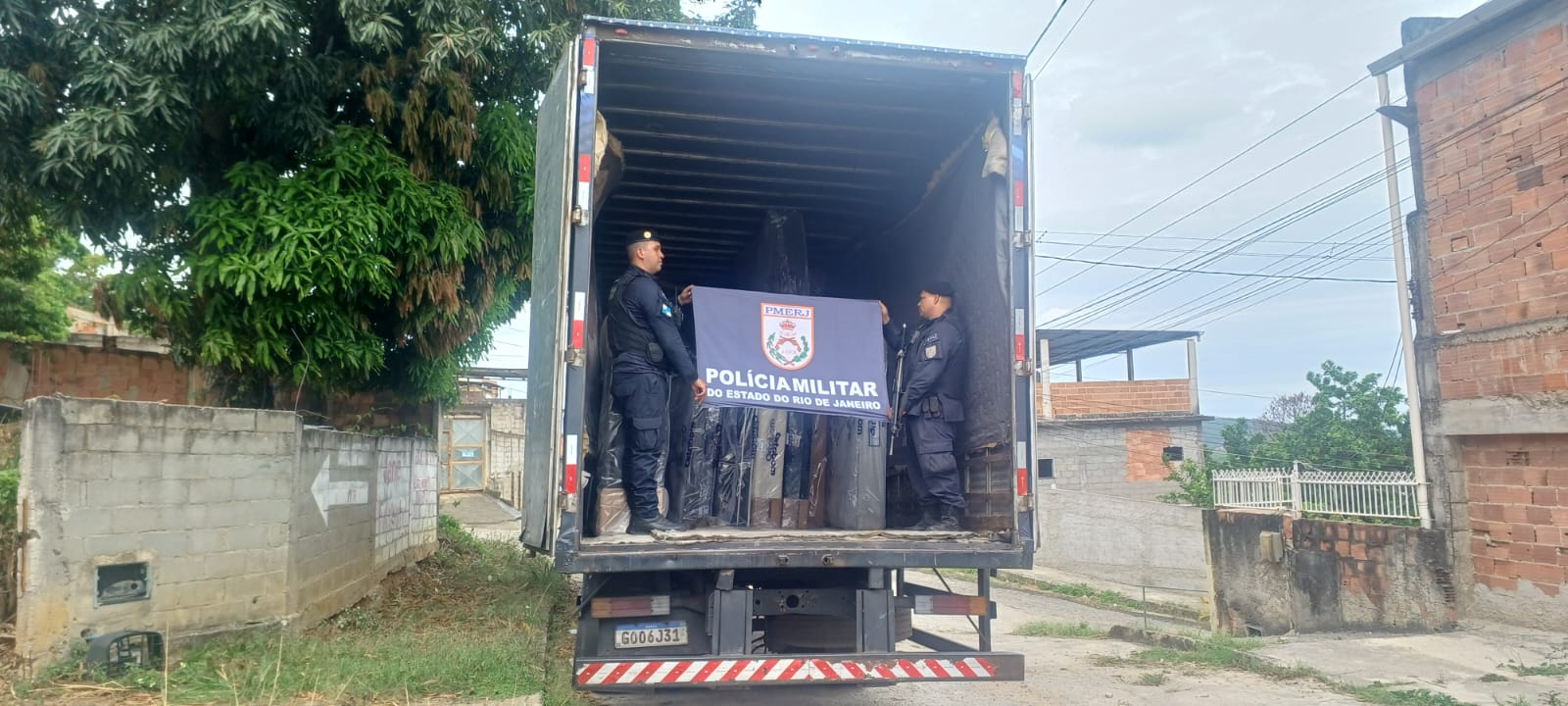 Policiais Militares do 1ºBPM recuperaram carga de colchões avaliada em R$ 44 mil em Itaúna, São Gonçalo