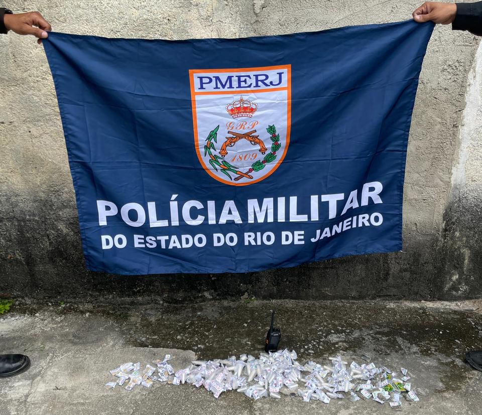 Policiais Militares do 7º BPM, prendem dois suspeitos por tráfico de drogas no bairro Monjolos, em São Gonçalo
