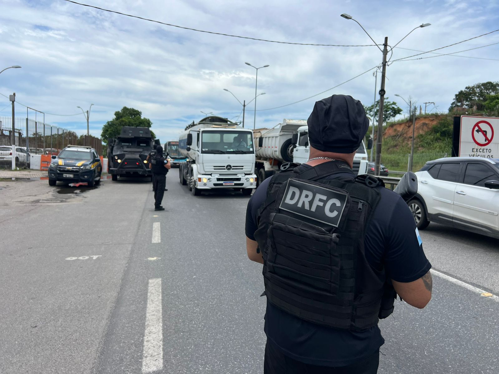 Mega-operação da DRFC intercepta tentativa de roubo na BR-101, apreende fuzil e deixa um ferido em São Gonçalo