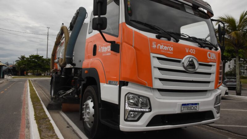 Varredeiras mecanizadas aumentam produtividade da limpeza urbana de Niterói