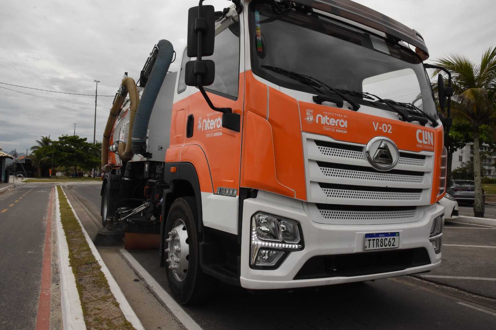 Varredeiras mecanizadas aumentam produtividade da limpeza urbana de Niterói
