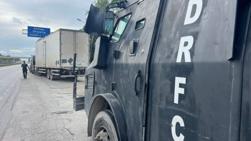 Ação da DRFC na BR-101 termina em confronto armado, apreensão de fuzil e recuperação de caminhão roubado no Jardim Catarina
