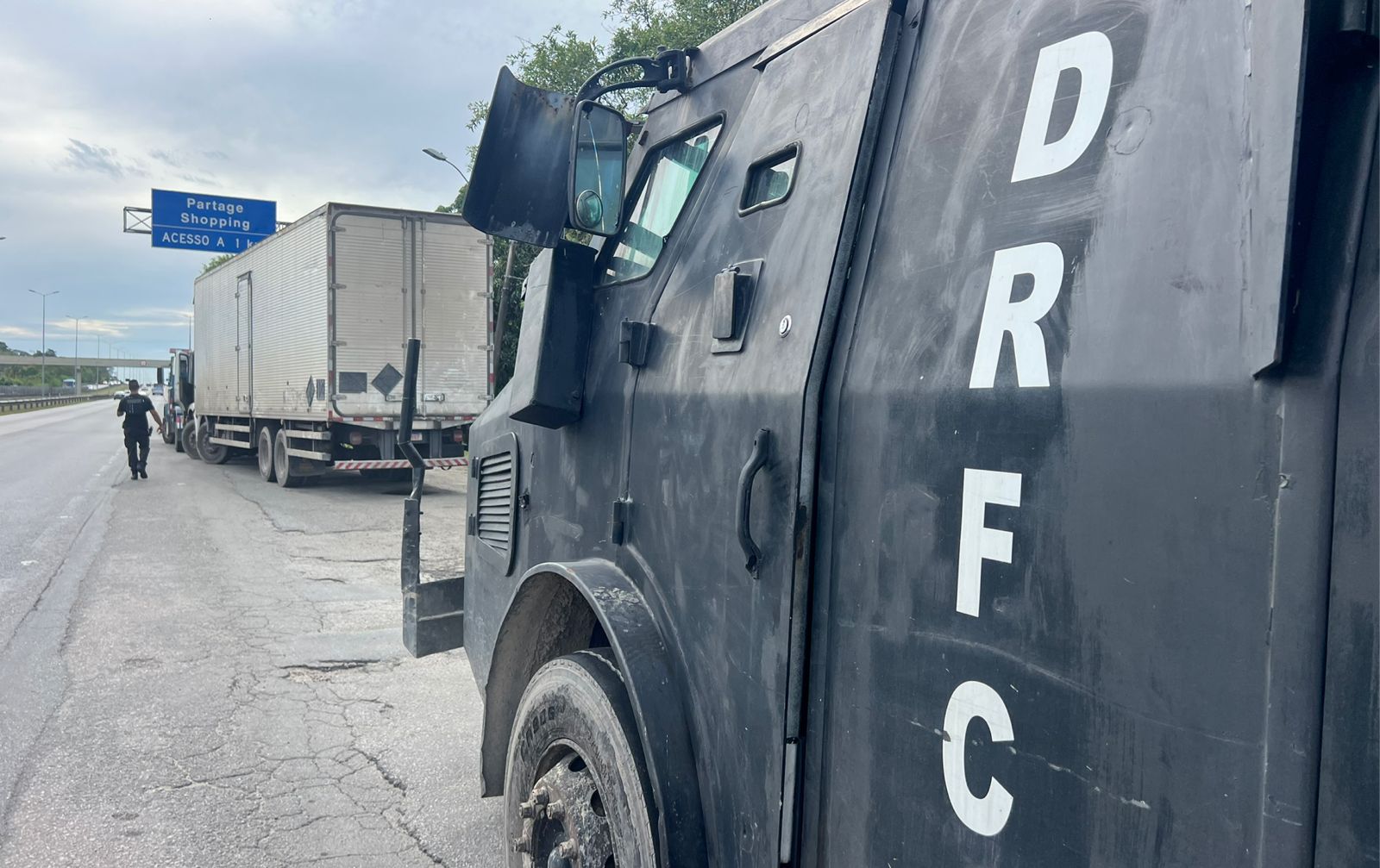 Ação da DRFC na BR-101 termina em confronto armado, apreensão de fuzil e recuperação de caminhão roubado no Jardim Catarina