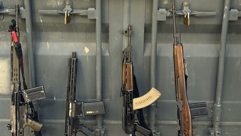 Quatro fuzis são apreendidos e quatro suspeitos presos durante operação no Morro do Castro, em Niterói