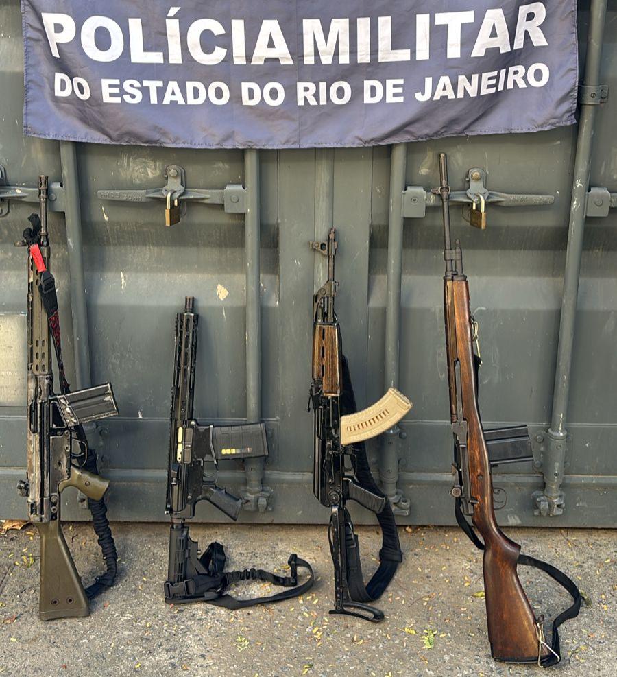 Quatro fuzis são apreendidos e quatro suspeitos presos durante operação no Morro do Castro, em Niterói