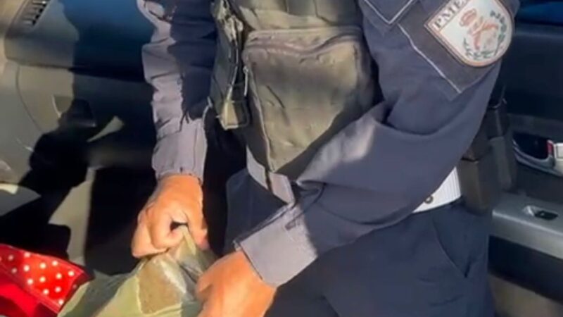 Mulher grávida é presa por tráfico de drogas após abordagem do CPRv na Via Lagos, em Rio Bonito