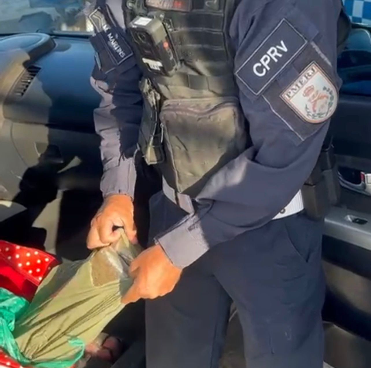 Mulher grávida é presa por tráfico de drogas após abordagem do CPRv na Via Lagos, em Rio Bonito