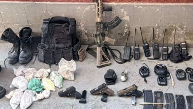 Criminosos fazem moradores reféns no Morro do Estado, trocam tiros com a polícia, um morre e arsenal de guerra é apreendido